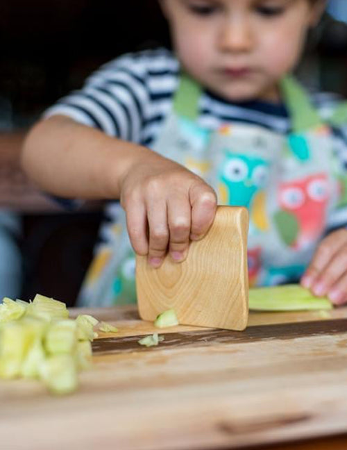 Coupe-Légumes et Fruits en bois pour enfant. Vendu chez Tah-dah !