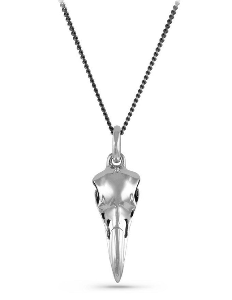 Collier crâne de corbeau argenté, entièrement travaillé à la main par Lost Apostle ! Vendu chez Tah-dah !