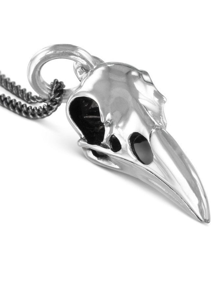 Collier crâne de corbeau argenté, entièrement travaillé à la main par Lost Apostle ! Vendu chez Tah-dah !
