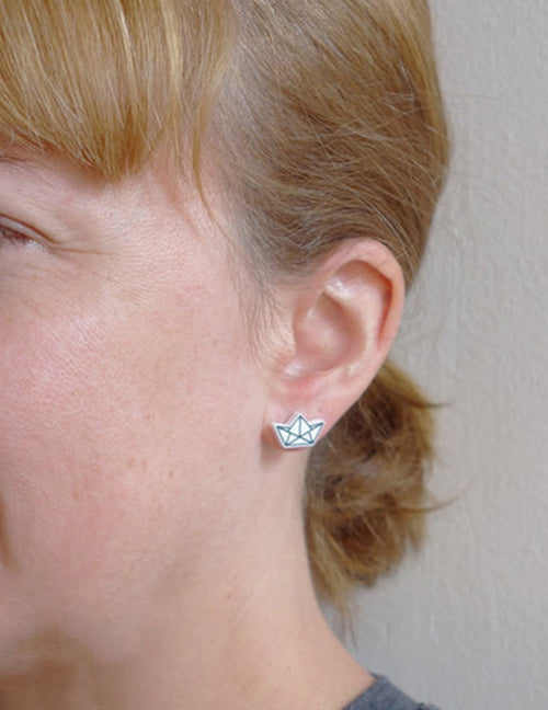 Boucle d'oreille bateau en origami. Vendue chez Tah-dah !