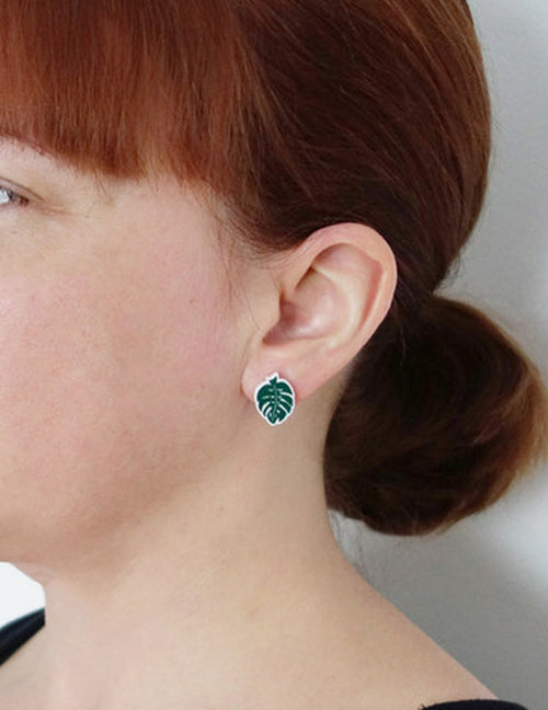 Boucles d'oreilles feuilles monstera. Vendues chez Tah-dah !