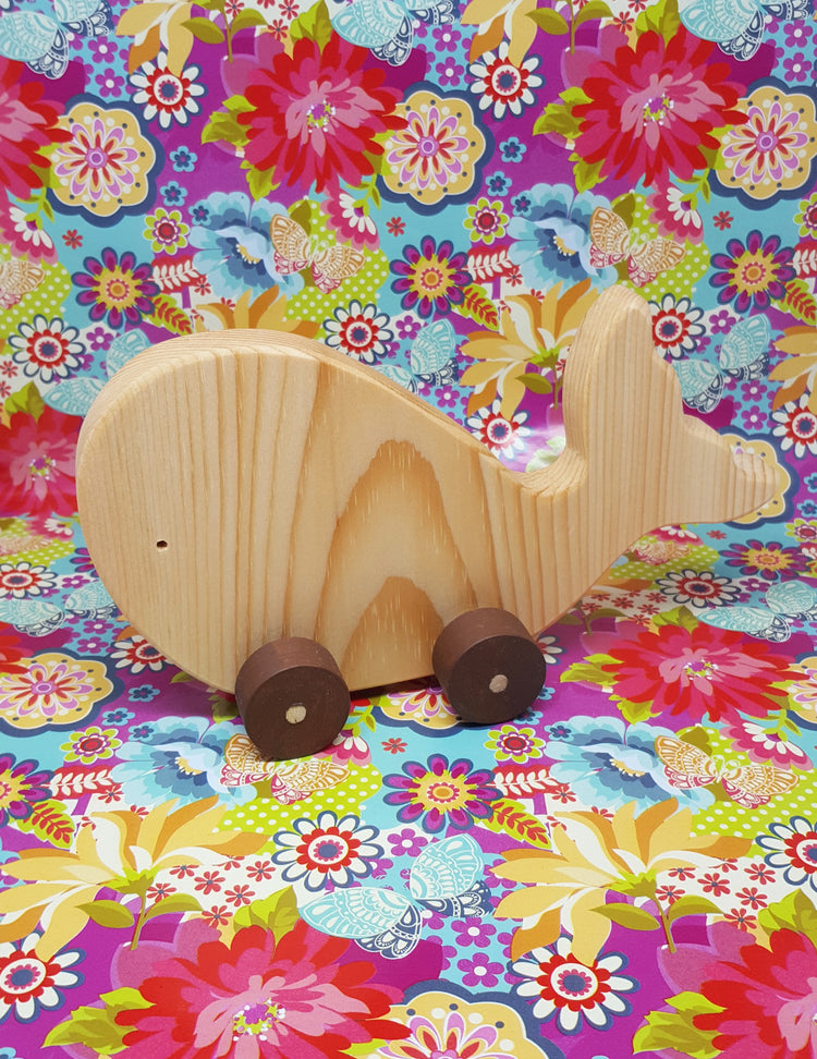 Jouet en bois baleine pour enfants. Vendu chez Tah-dah !