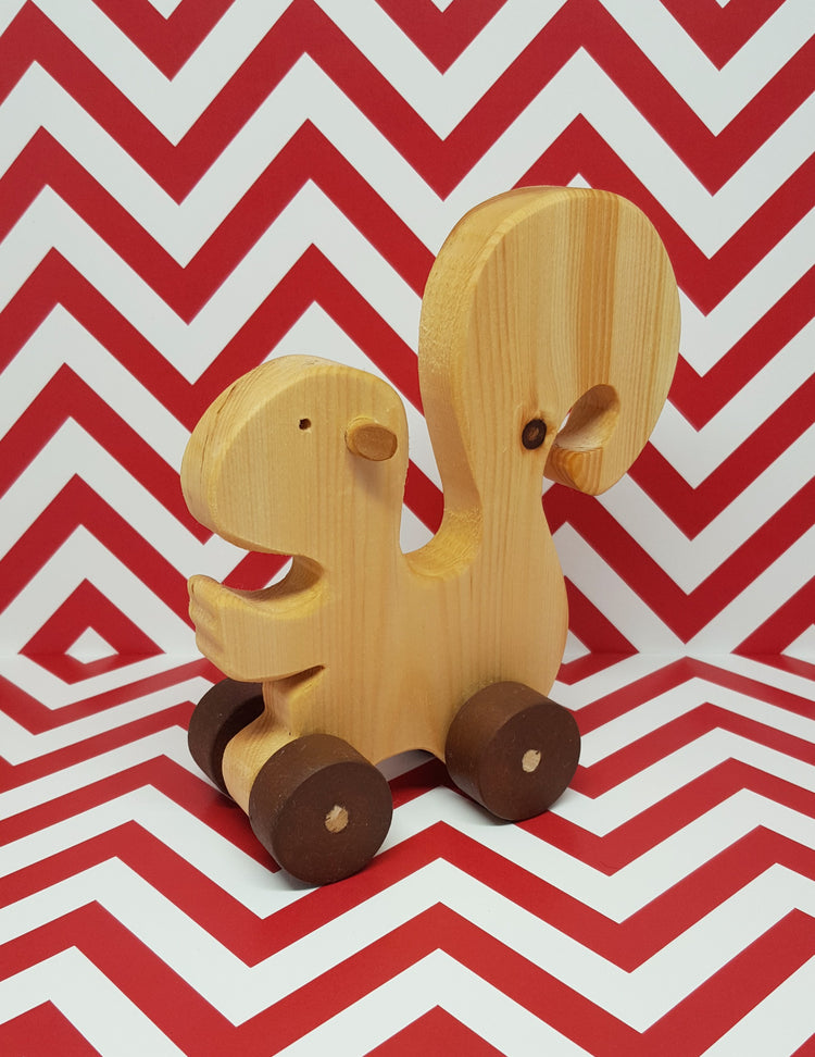 Jouet en bois écureuil pour enfants. Vendu chez Tah-dah !