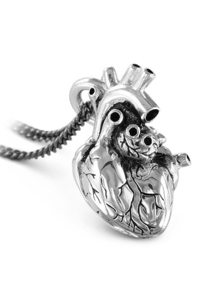 Collier cœur anatomique argenté, entièrement travaillé à la main par Lost Apostle! Vendu chez Tah-dah !