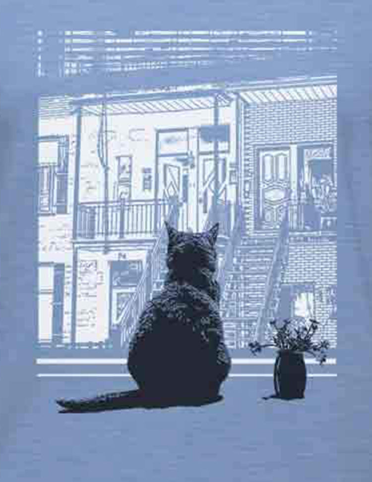 Propagez votre urbanité avec ce t-shirt! Chat contemplatif sur t-shirt bleu pâle pour femme. Vendu chez Tah-dah !