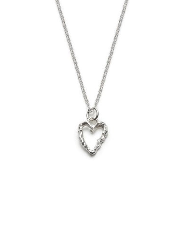 Collier simple et élégant. Cœur texturé en argent. Vendu chez Tah-dah !