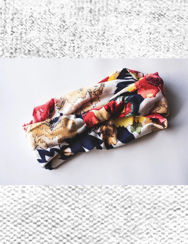 Super bandeau pour toutes les occasions. Fleurs rose et beige sur bleu marine et blanc. Vendu chez Tah-dah !
