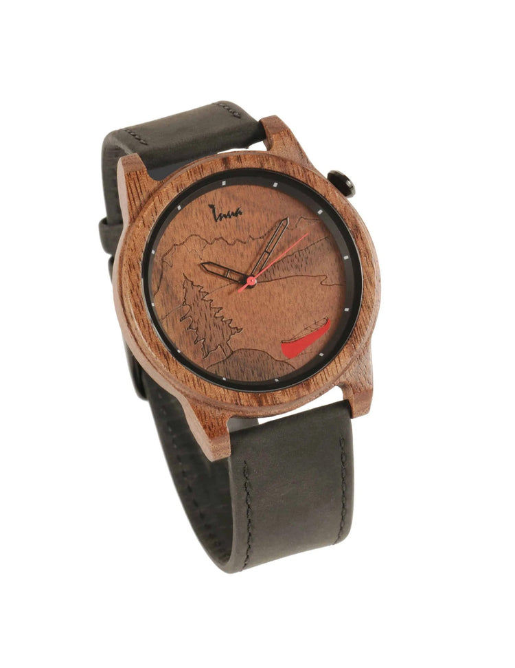 Montre en bois. Canoë sur le bord du lac. Vendue chez Tah-dah !
