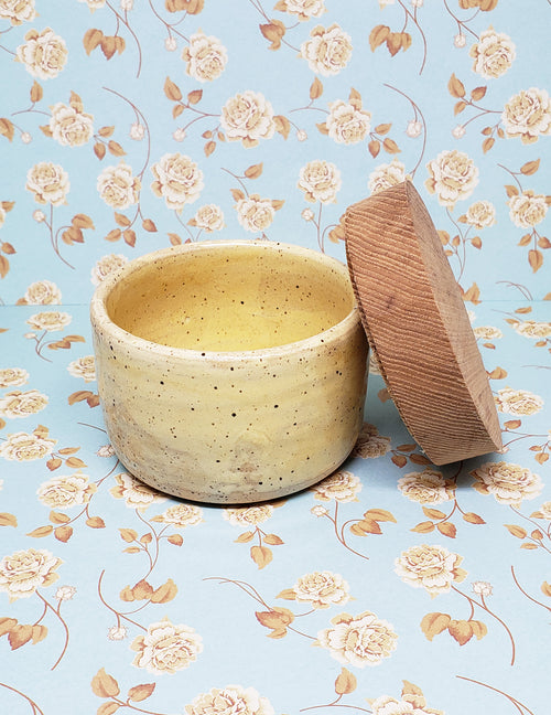 Pot à trésors en céramique jaune. Vendu chez Tah-dah !