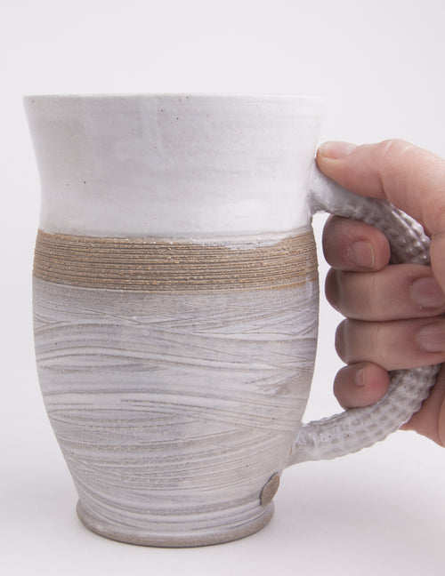 Grande tasse beige texturé et mat. Vendue chez Tah-dah !