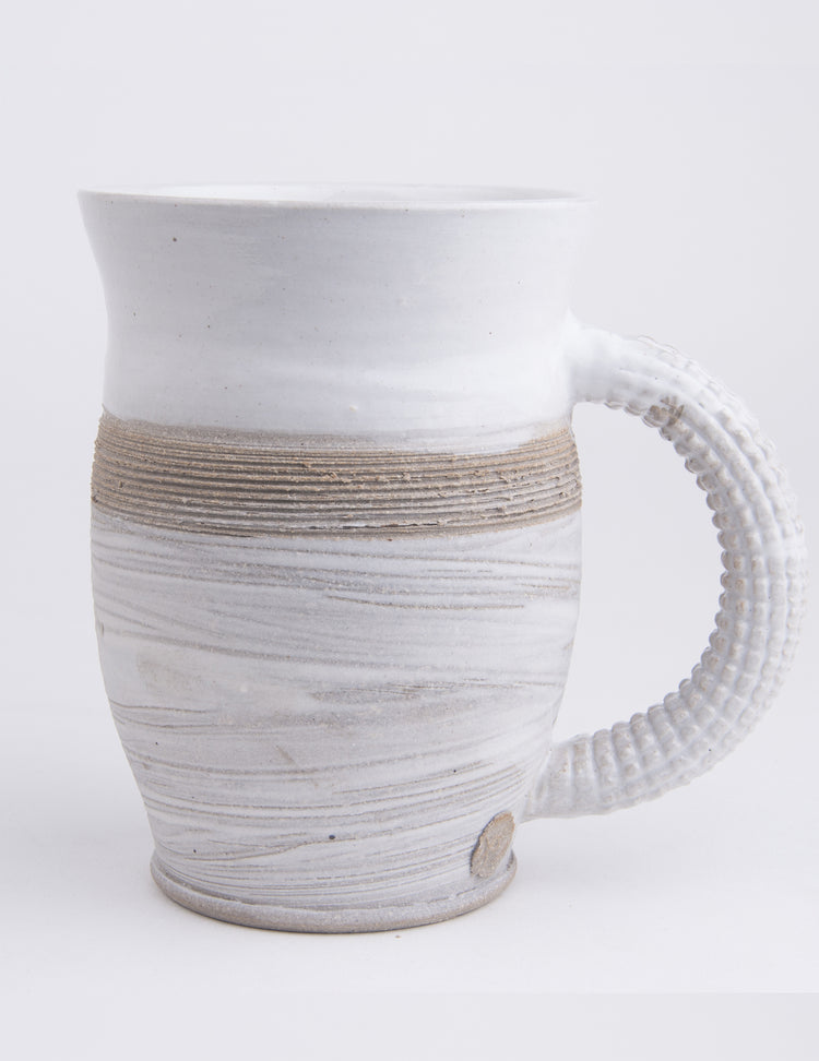 Moyenne Tasse beige texturé et mat. Vendue chez Tah-dah !