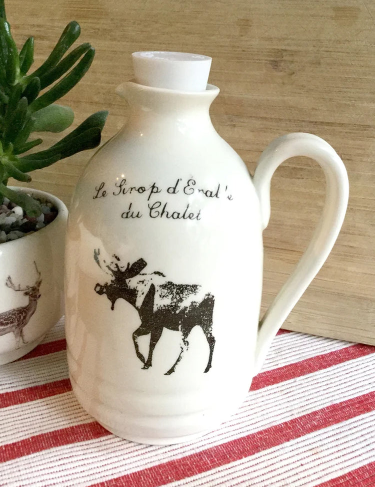 Pot de sirop en céramique avec un orignal. Vendu chez Tah-dah !