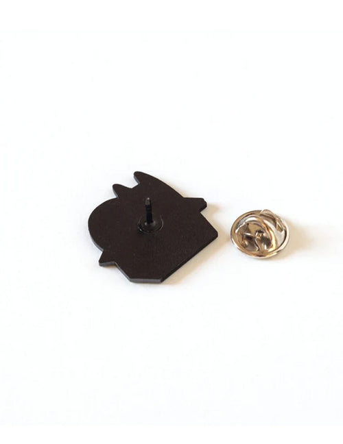 Épinglette en émail qui plaira au premier coup d'œil ! Chat roux no desire to fit in. Vendue chez Tah-dah !