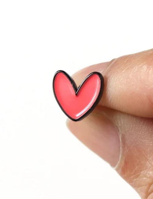 Épinglette en émail qui plaira au premier coup d'œil ! Cœur rouge. Vendue chez Tah-dah !