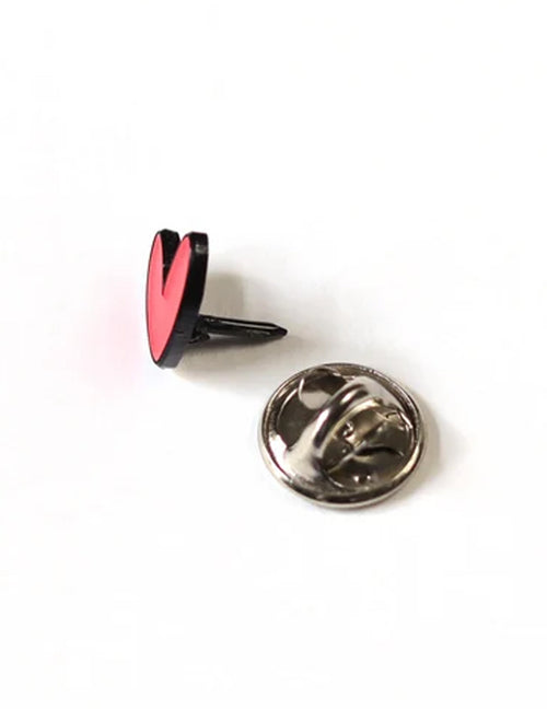 Épinglette en émail qui plaira au premier coup d'œil ! Cœur. Vendue chez Tah-dah !