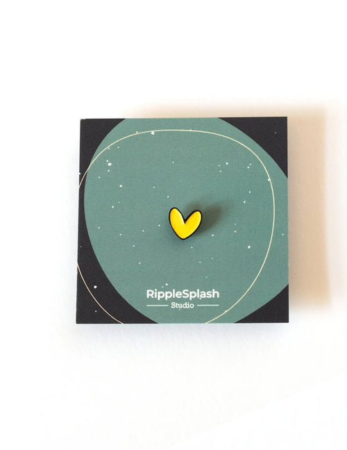 Épinglette en émail qui plaira au premier coup d'œil ! Cœur jaune. Vendue chez Tah-dah !