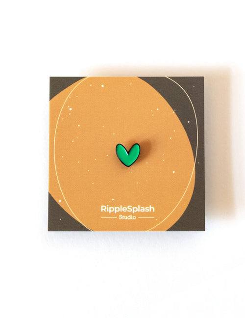 Épinglette en émail qui plaira au premier coup d'œil ! Cœur vert. Vendue chez Tah-dah !