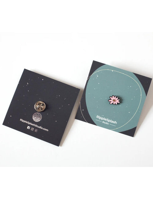 Épinglette en émail qui plaira au premier coup d'œil ! Fleur rose. Vendue chez Tah-dah !