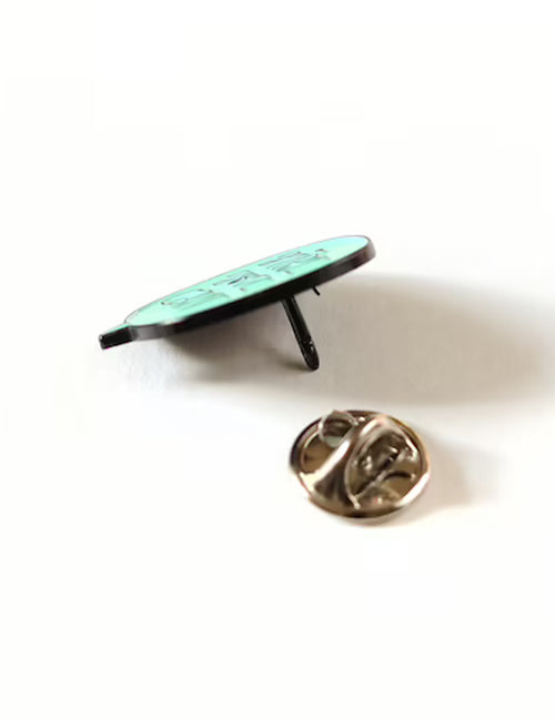 Épinglette en émail qui plaira au premier coup d'œil ! Girl you can. Vendue chez Tah-dah !