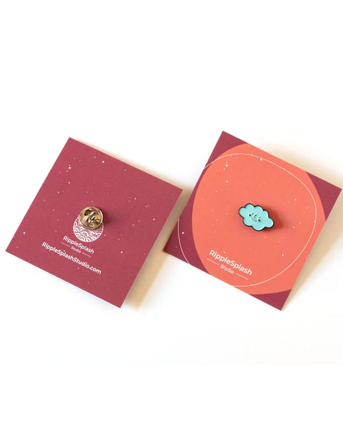 Épinglette en émail qui plaira au premier coup d'œil ! Nuage bleu. Vendue chez Tah-dah !