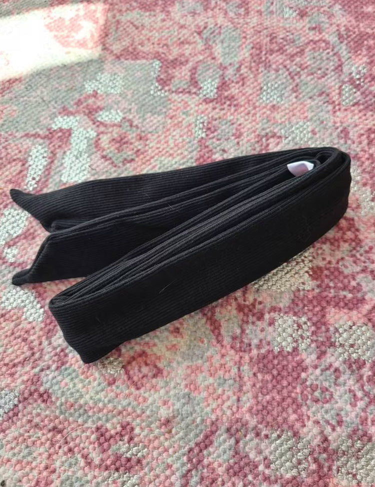 Super bandeau pour toutes les occasions. Noir à tige malléable. Vendu chez Tah-dah !