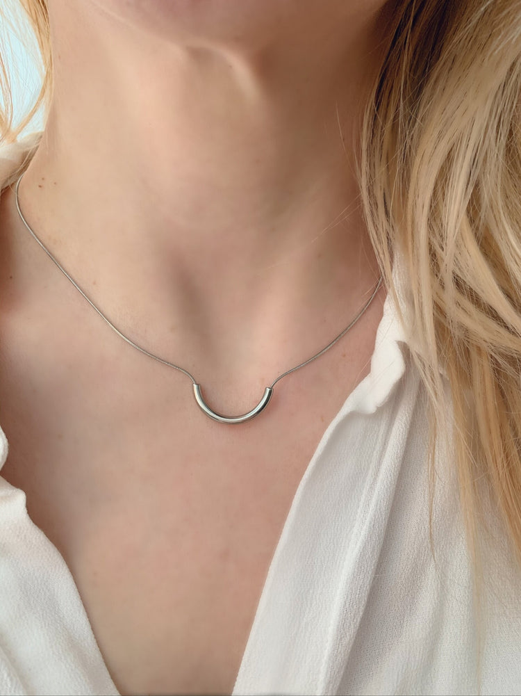 Collier Sia en acier inoxydable. Vendu chez Tah-dah ! 