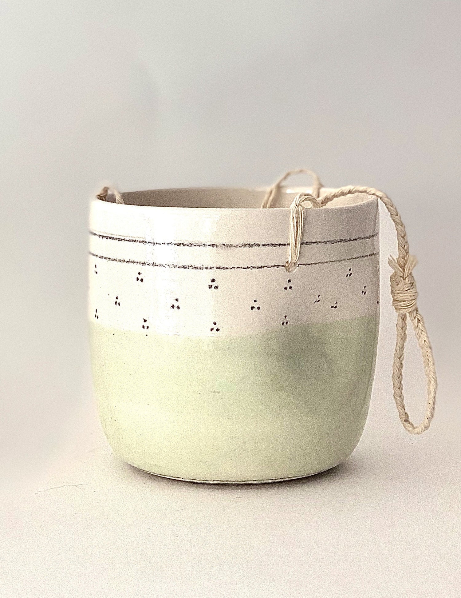 Jardinière en céramique pour vos plantes couleur menthe. Vendue chez Tah-dah ! 