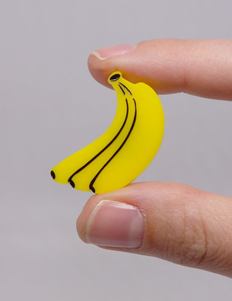 Épinglette / Pin banane. Vendue chez Tah-dah ! 