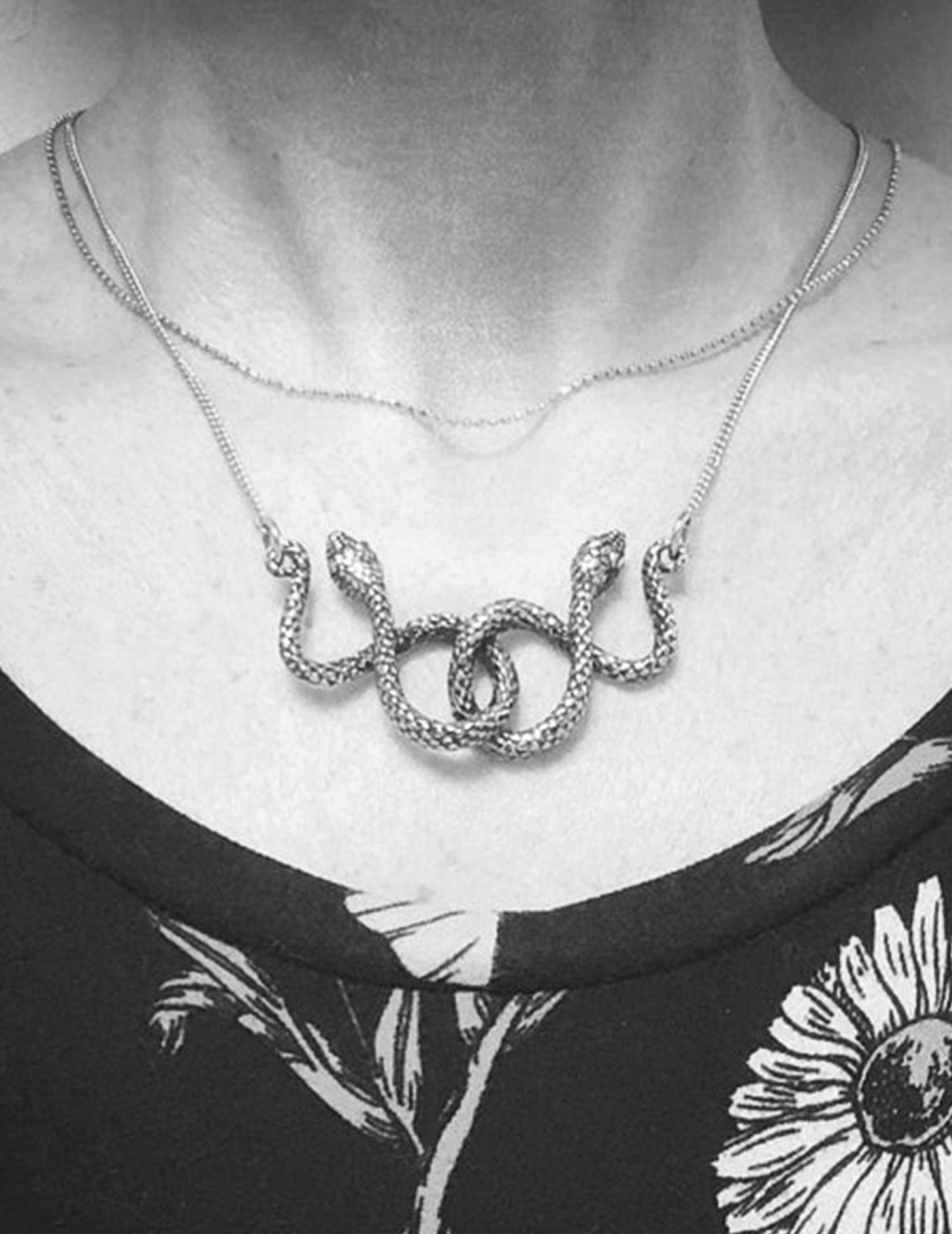 Collier Médusa en bronze, entièrement travaillé à la main par Lost Apostle! Vendu chez Tah-dah ! 