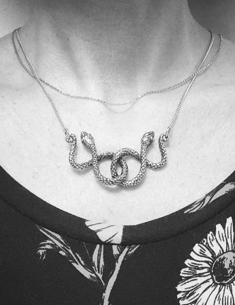Collier Médusa en bronze, entièrement travaillé à la main par Lost Apostle! Vendu chez Tah-dah ! 