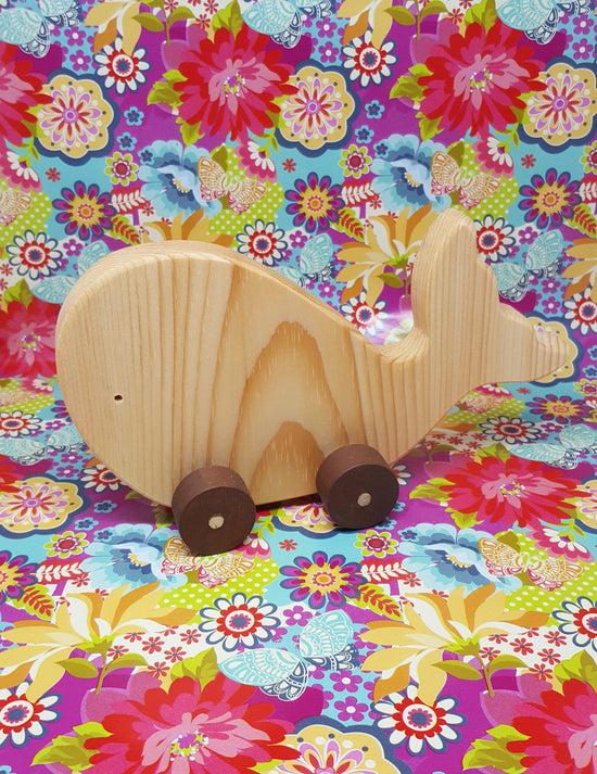 Jouet en bois baleine pour enfants. Vendu chez Tah-dah ! 