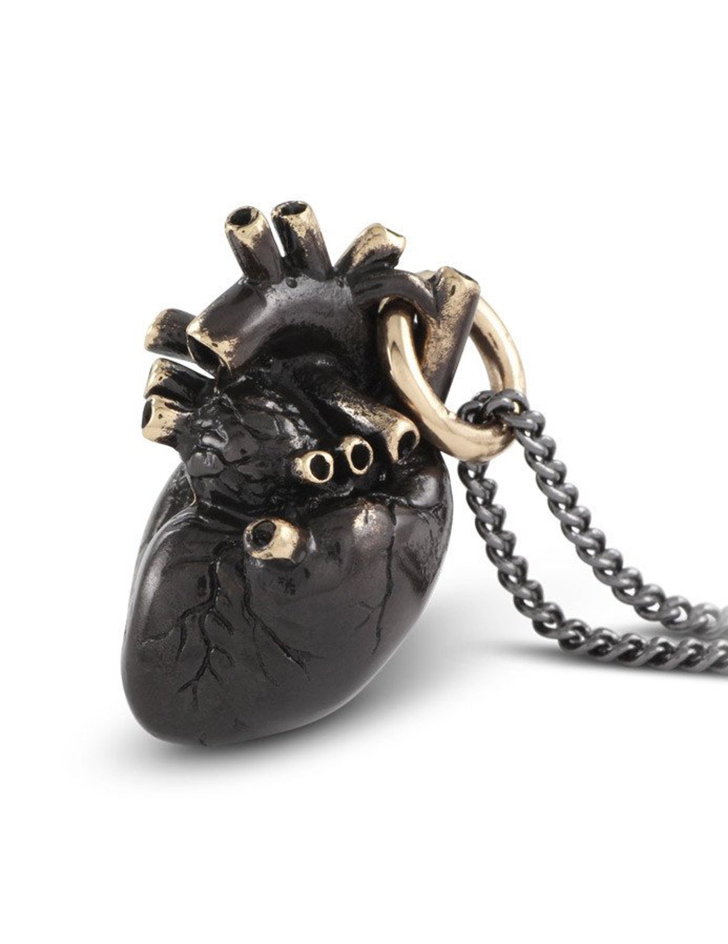 Collier cœur anatomique noir en bronze, entièrement travaillé à la main par Lost Apostle! Vendu chez Tah-dah ! 