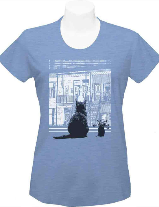Propagez votre urbanité avec ce t-shirt! Chat contemplatif sur t-shirt bleu pâle pour femme. Vendu chez Tah-dah !