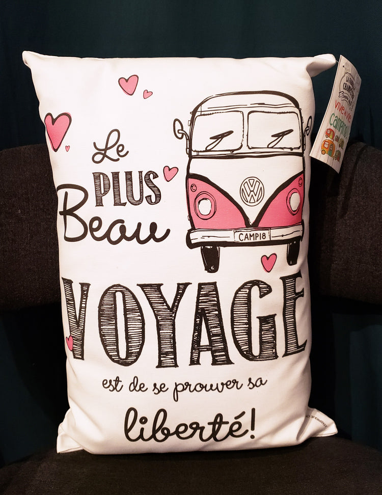 Coussin - Le plus beau voyage est de se prouver sa liberté. Vendu chez Tah-dah ! 