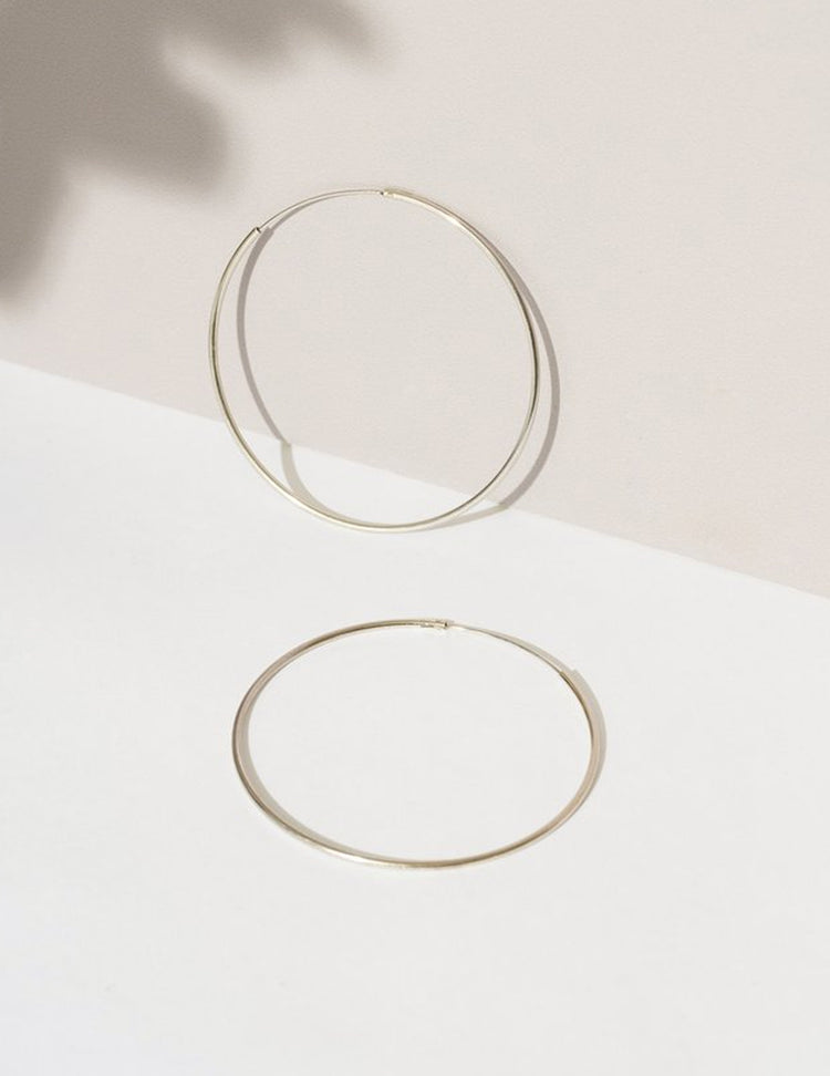 Anneaux classiques en argent  simples et versatiles ! Vendus chez Tah-dah ! 