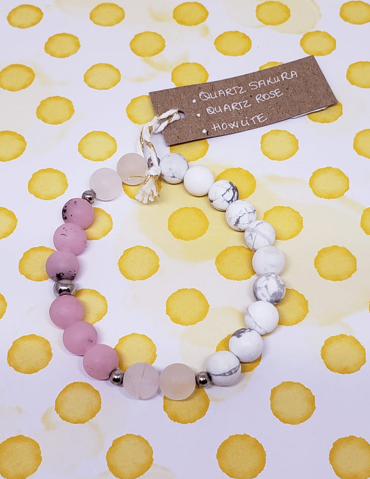 Bracelet pierres semi-précieuses. Vendu chez Tah-dah ! 