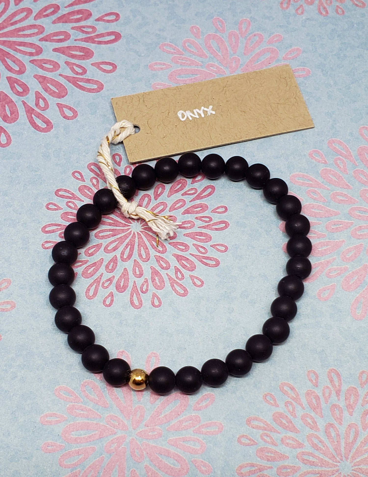 Bracelet petites pierres semi-précieuses. Vendu chez Tah-dah !