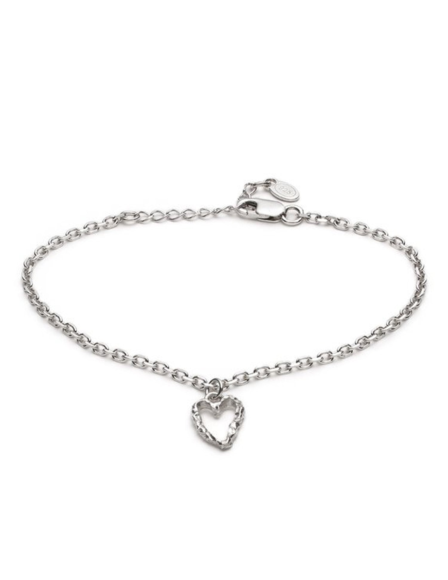Bracelet en argent simple et élégant. Cœur texturé. Vendu chez Tah-dah ! 