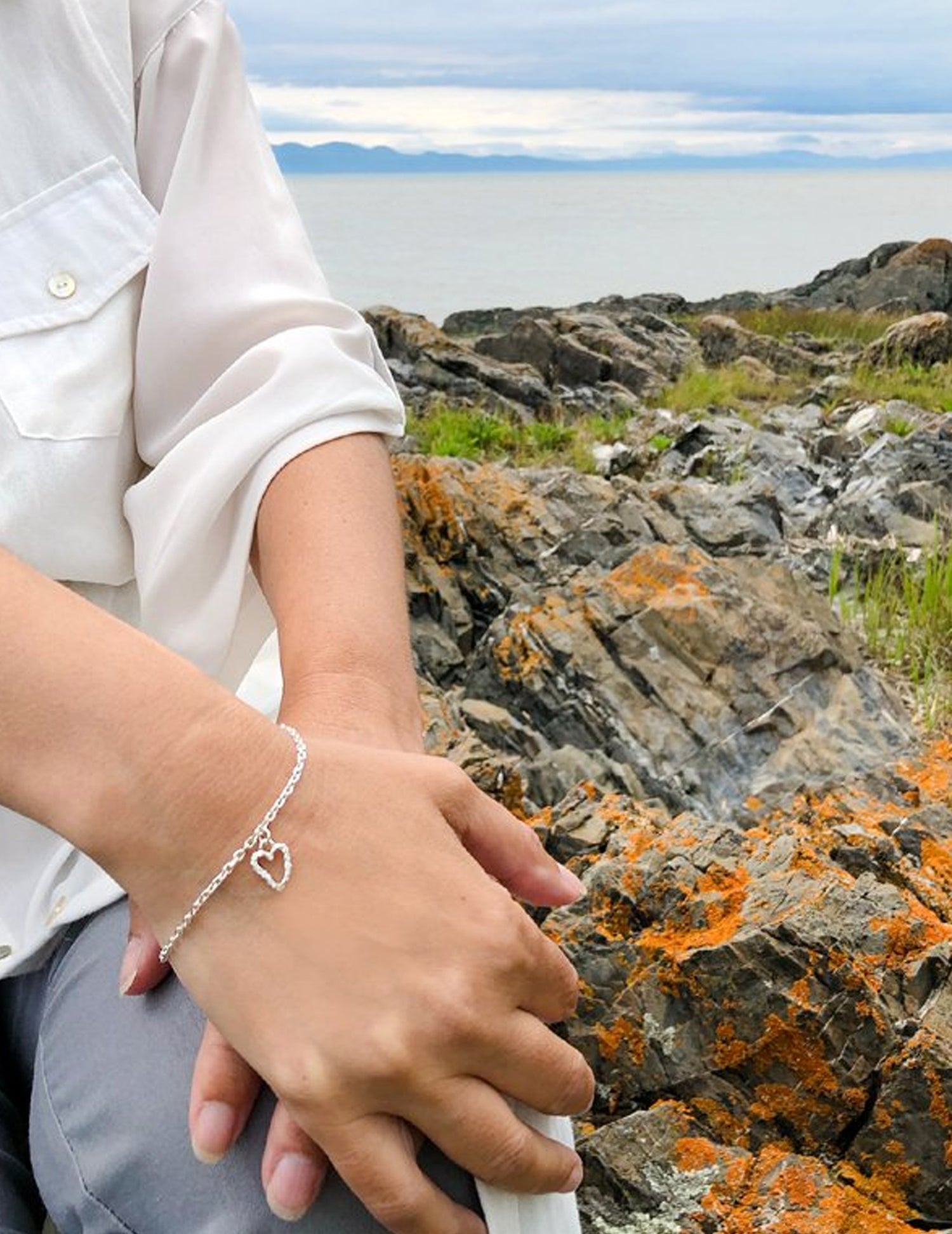 Bracelet en argent simple et élégant. Cœur texturé. Vendu chez Tah-dah !