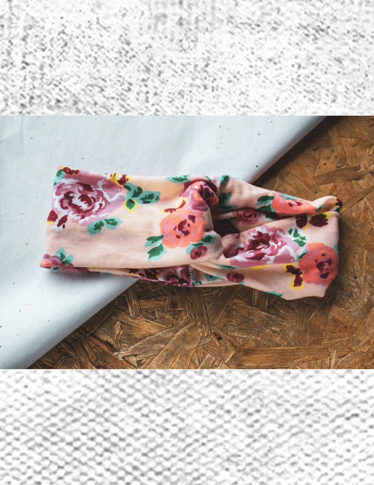 Super bandeau pour toutes les occasions.  Rose fleuri. Vendu chez Tah-dah ! 