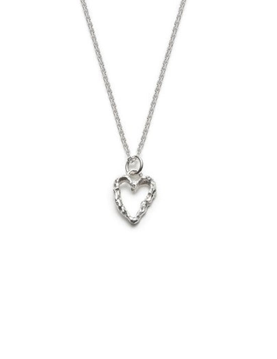 Collier simple et élégant. Cœur texturé en argent. Vendu chez Tah-dah ! 