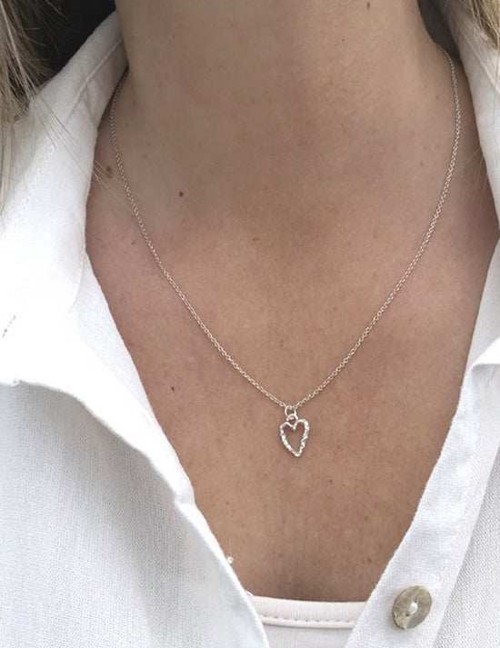 Collier simple et élégant. Cœur texturé en argent. Vendu chez Tah-dah !