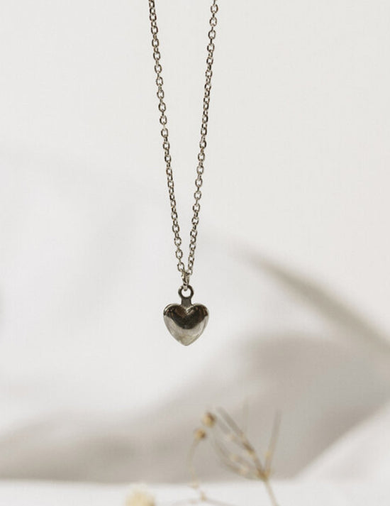Collier simple et élégant. Pendentif cœur. Vendu chez Tah-dah ! 