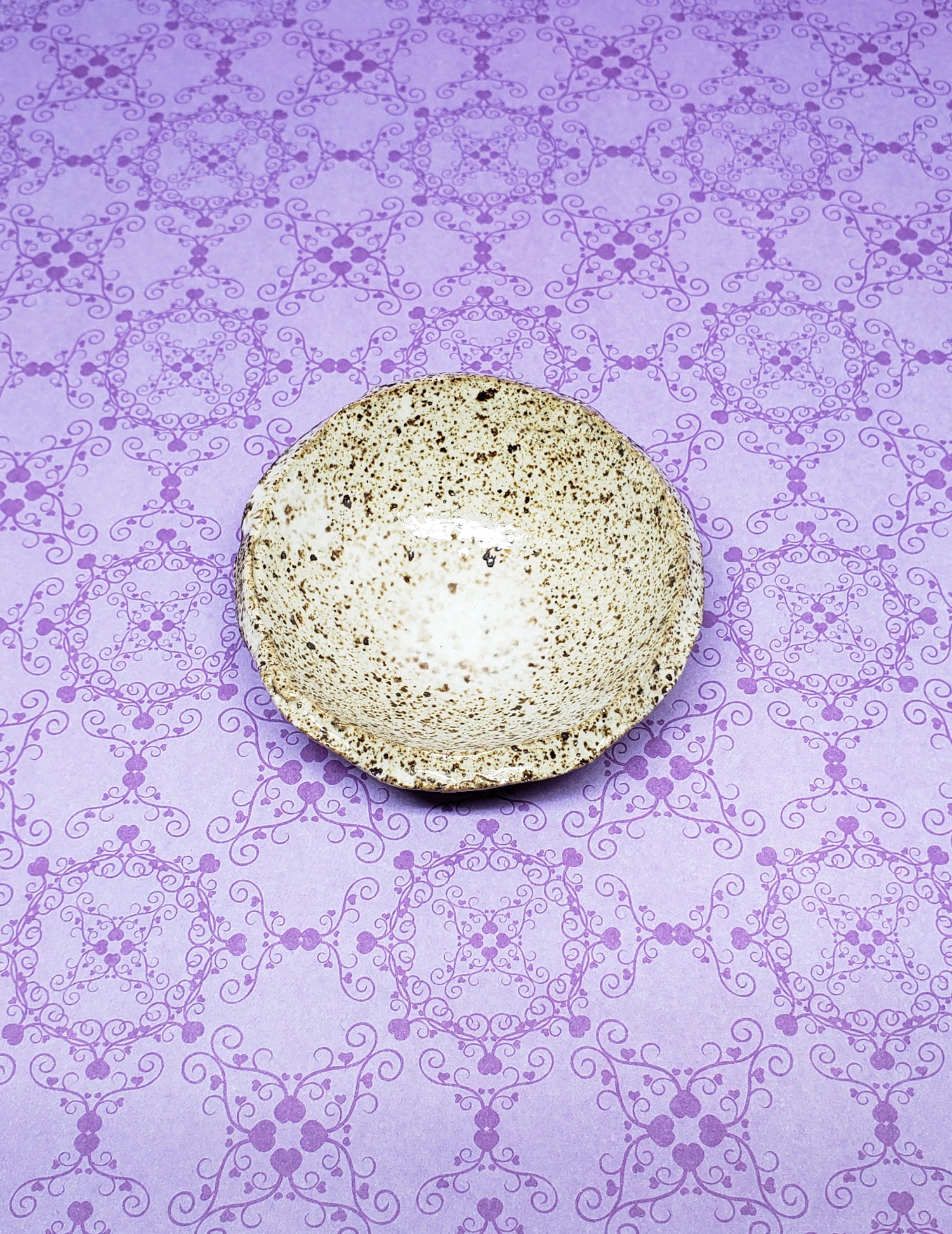 Petite assiette en céramique Beige. Vendue chez Tah-dah !