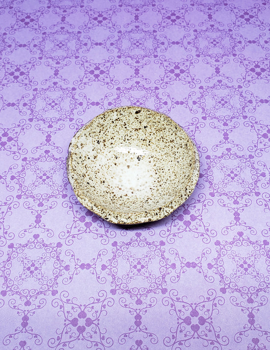 Petite assiette en céramique Beige. Vendue chez Tah-dah !