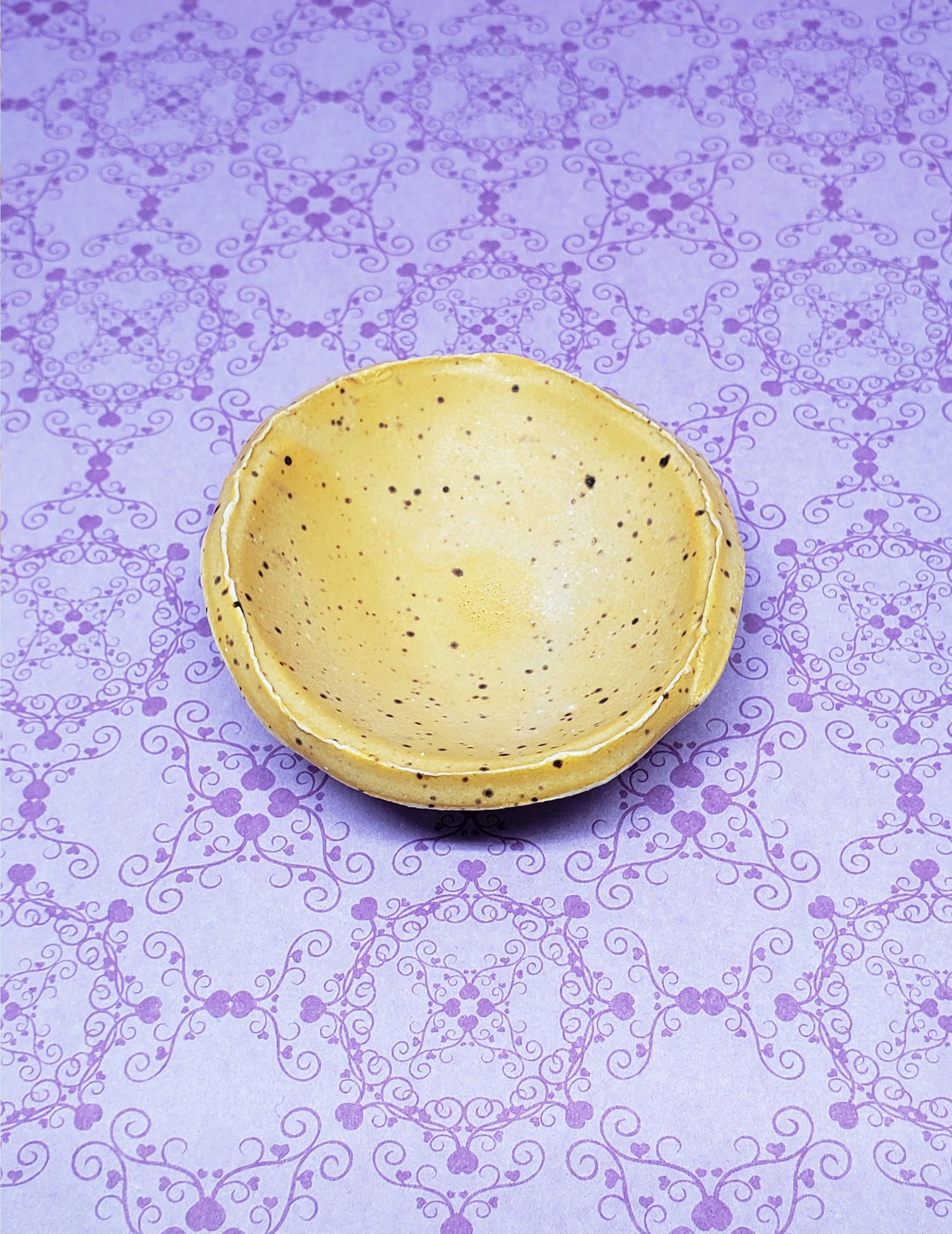 Petite assiette en céramique jaune. Vendue chez Tah-dah !