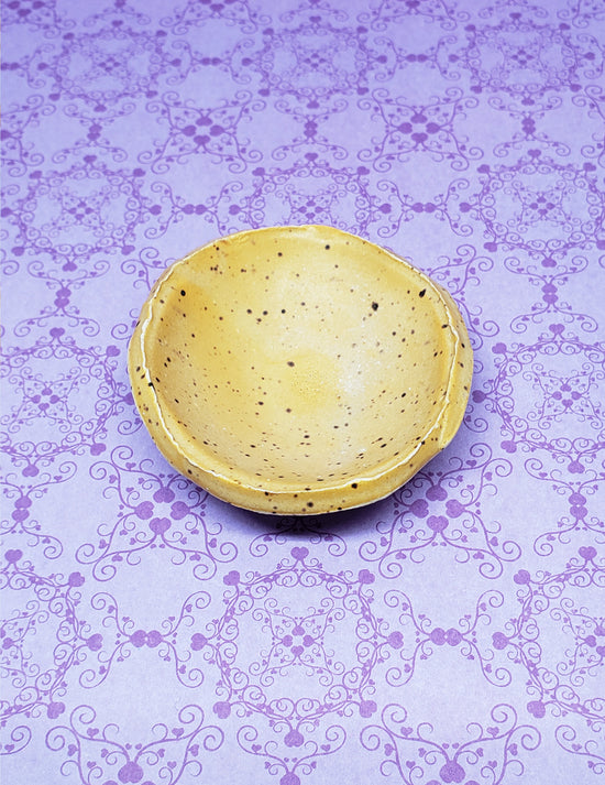Petite assiette en céramique jaune. Vendue chez Tah-dah !