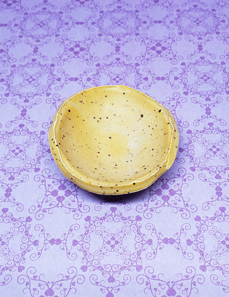 Petite assiette en céramique jaune. Vendue chez Tah-dah !