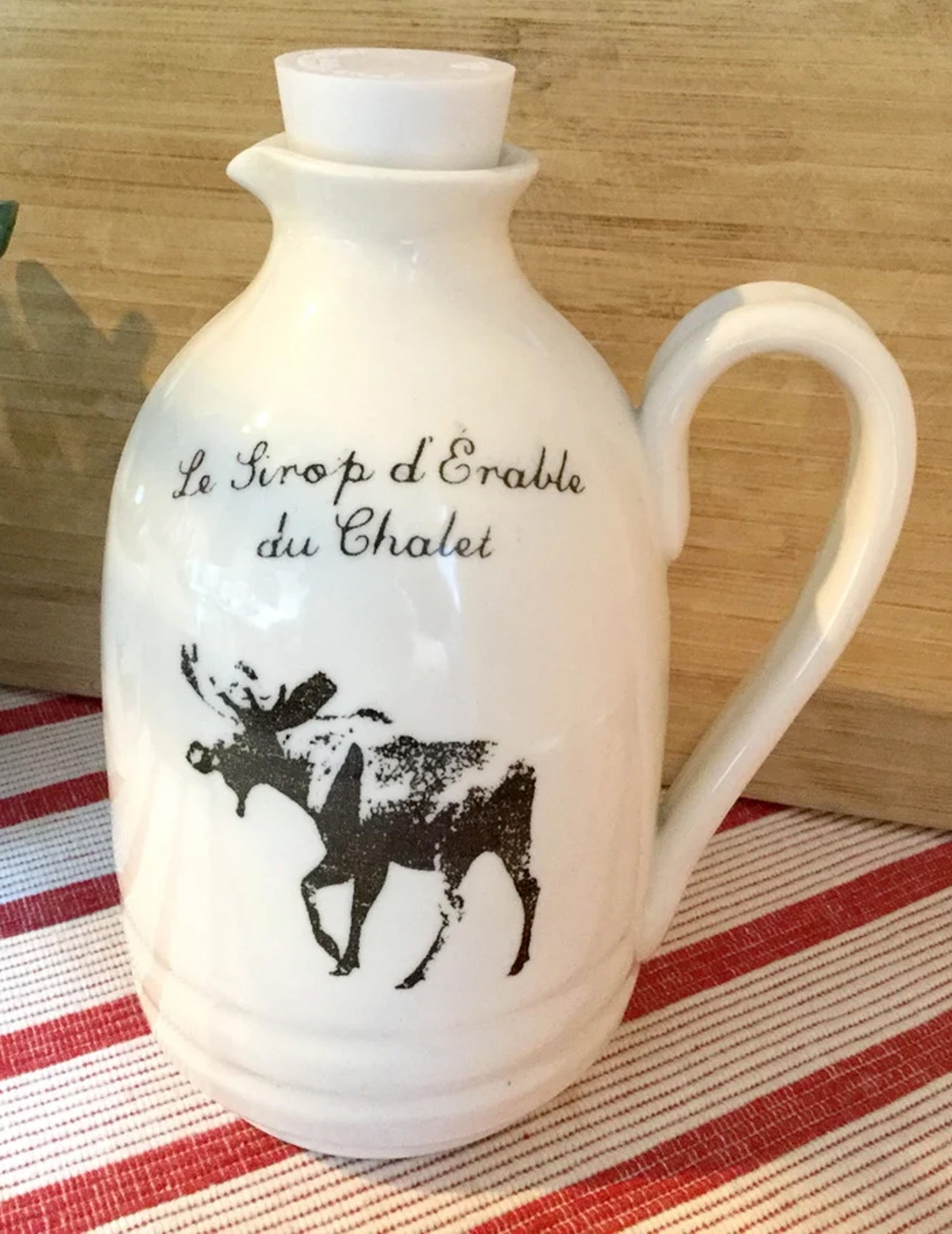 Pot de sirop en céramique avec un orignal. Vendu chez Tah-dah ! 