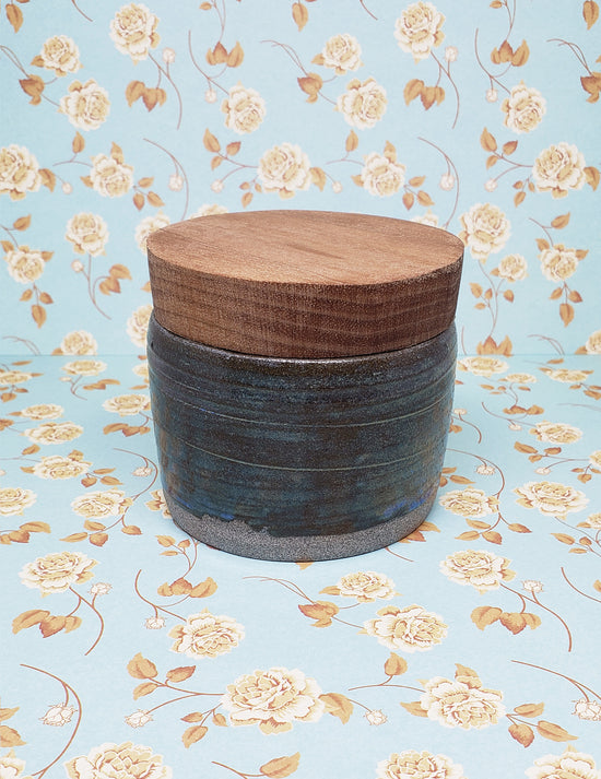 Pot à trésors en céramique bleu. Vendu chez Tah-dah ! 